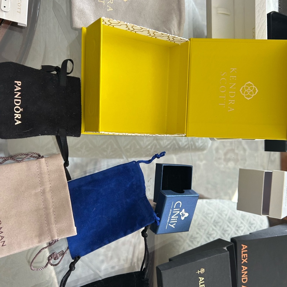Assorted jewelry gift boxes, and pouches - Picture 11 of 12